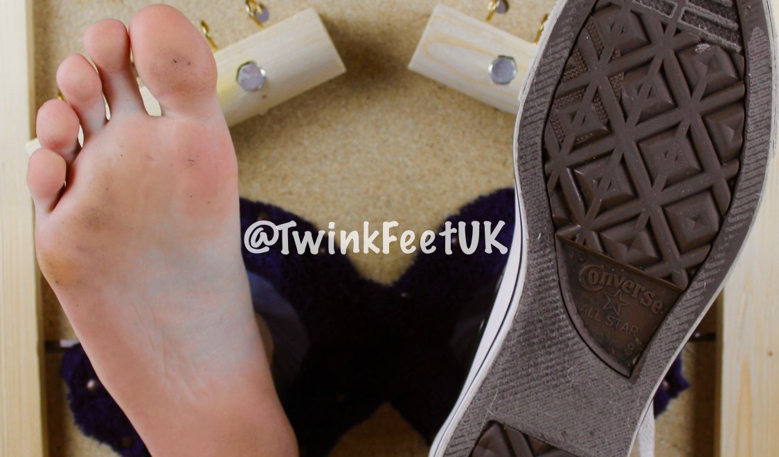 A #PunkTwinkFeet barefoot converse photo story