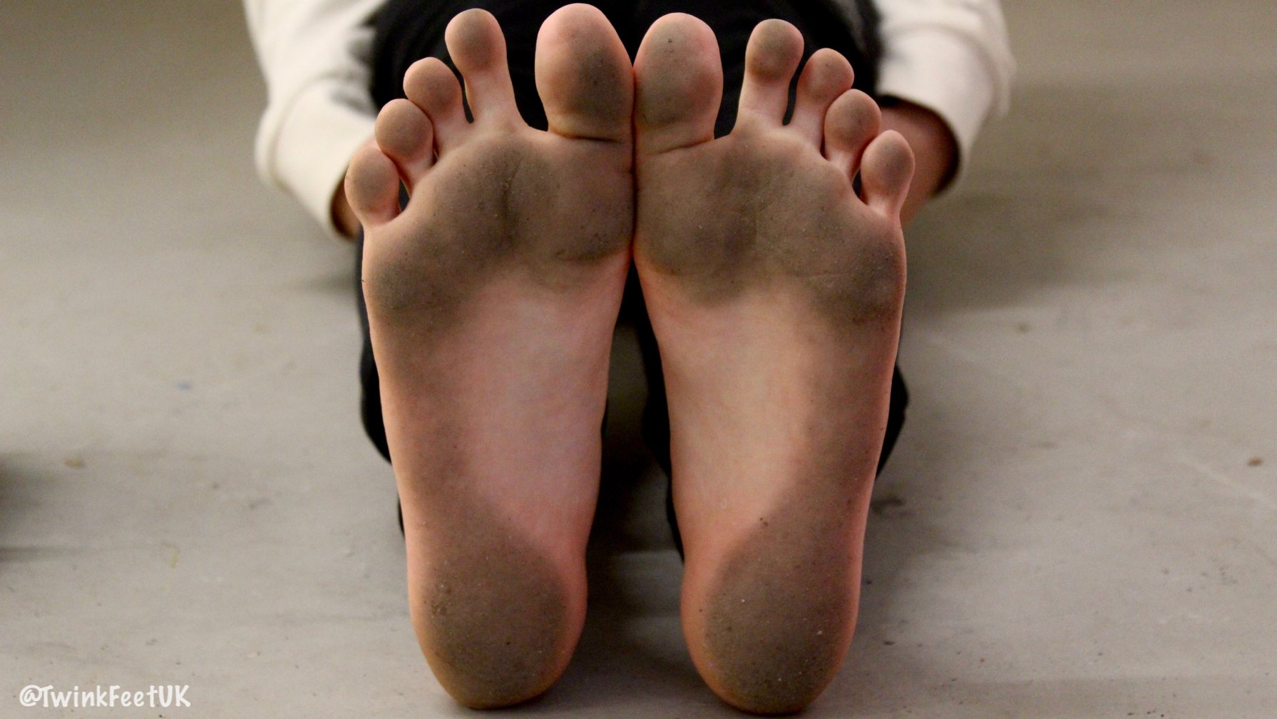 Photos from DSwansonXXX barefoot in a storage centre