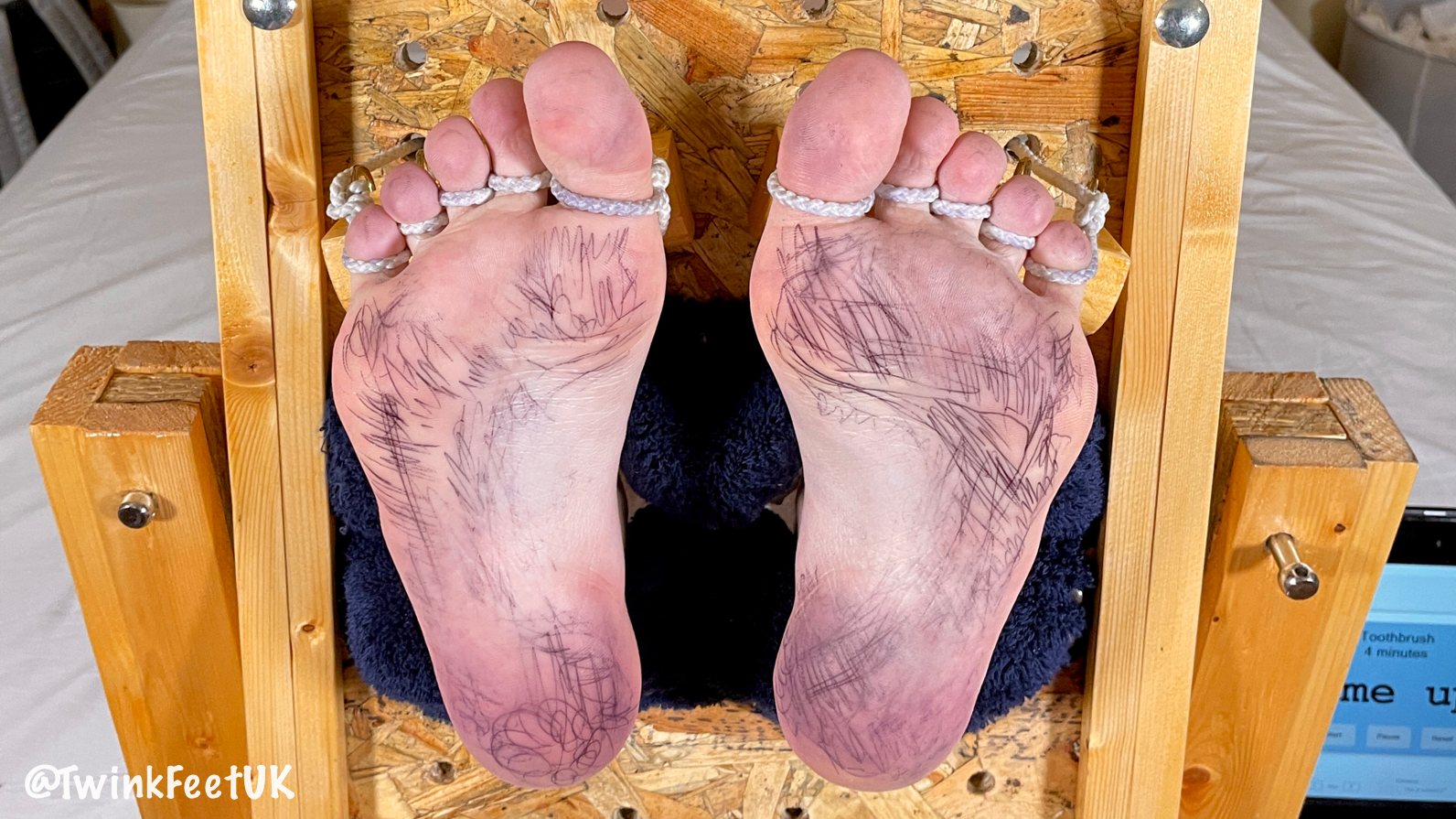 Drawing on @Restrainedray’s feet and oiling them in my stocks