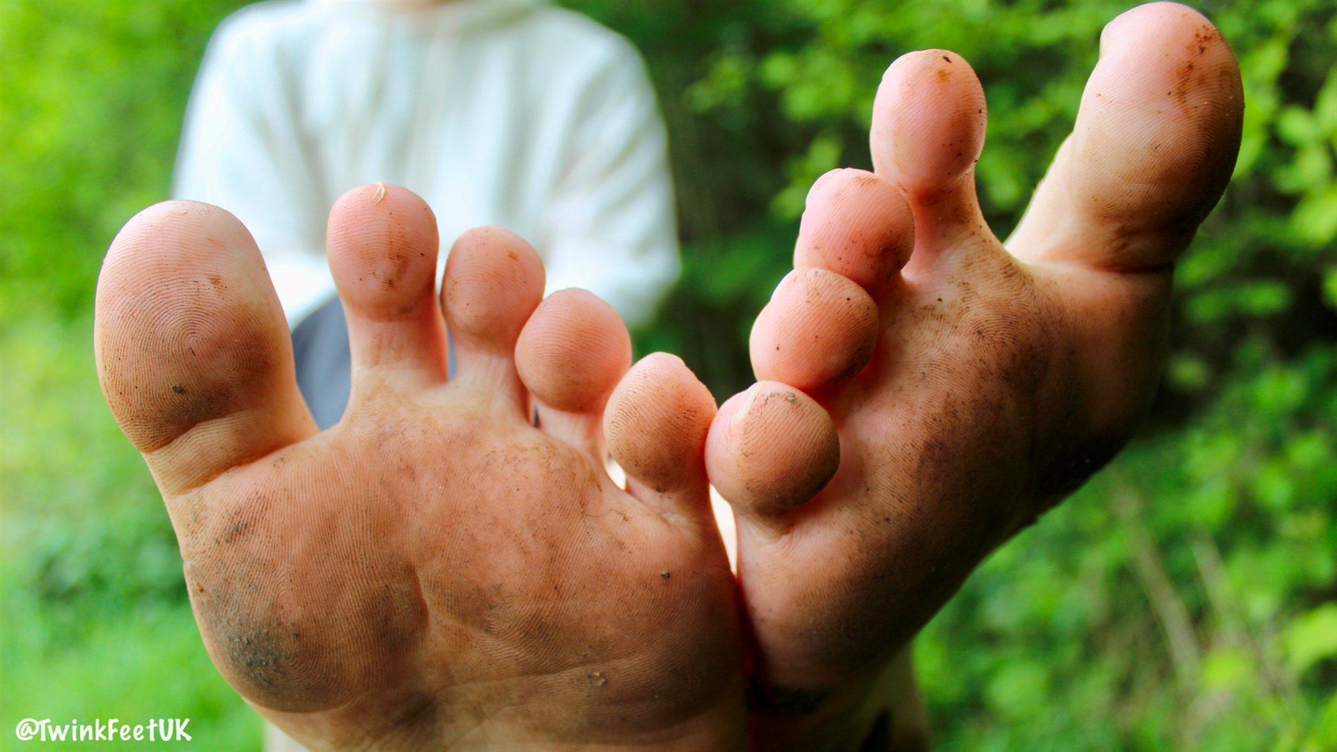 Photos of @DSwansonXXX barefoot in the forest