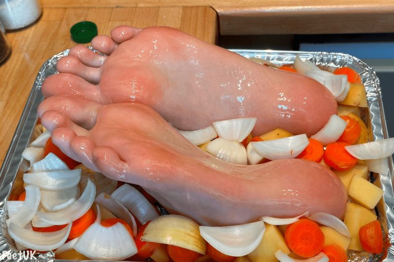 Photos of @PupDelius’ roast paws