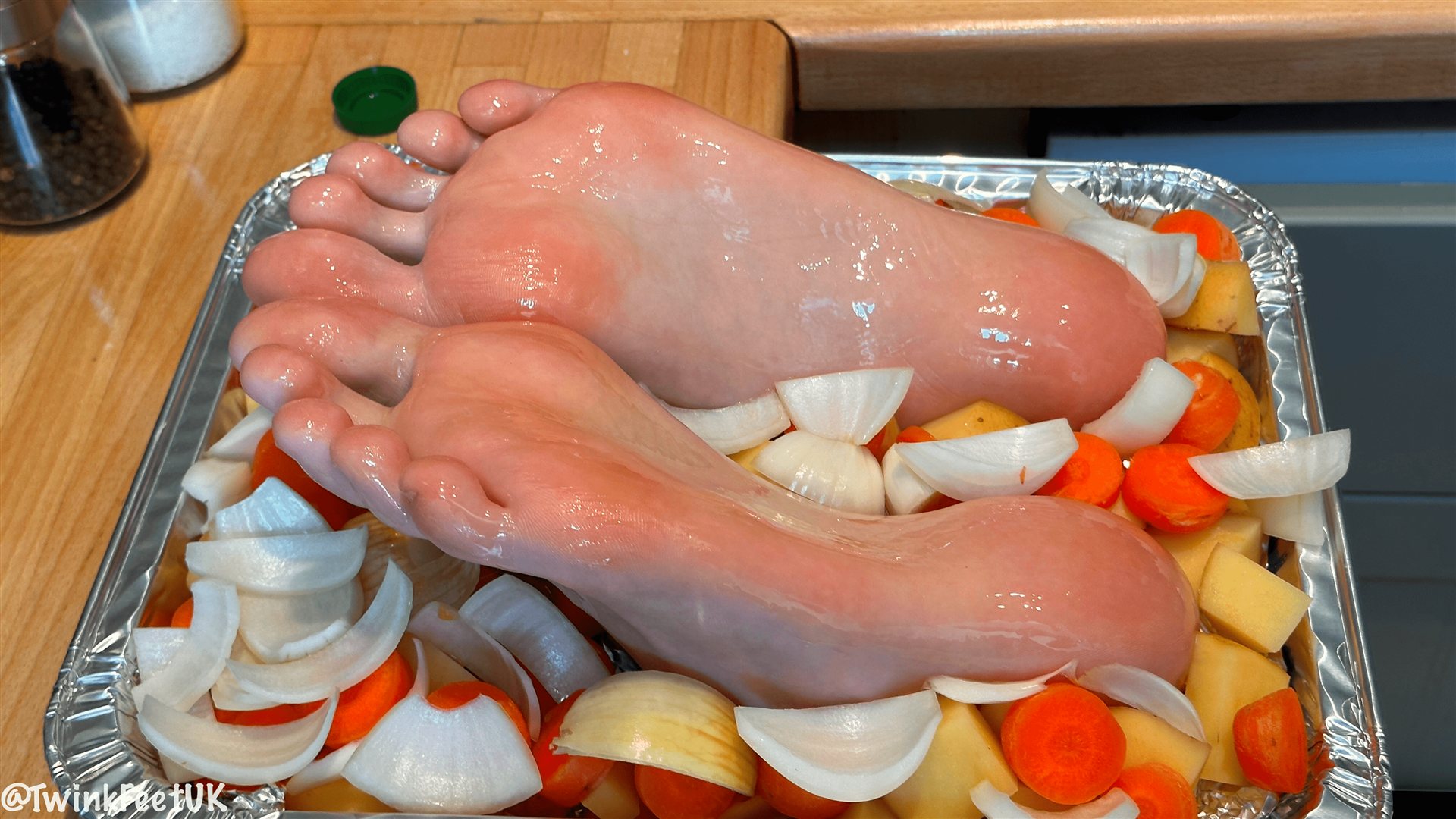 Photos of @PupDelius’ roast paws