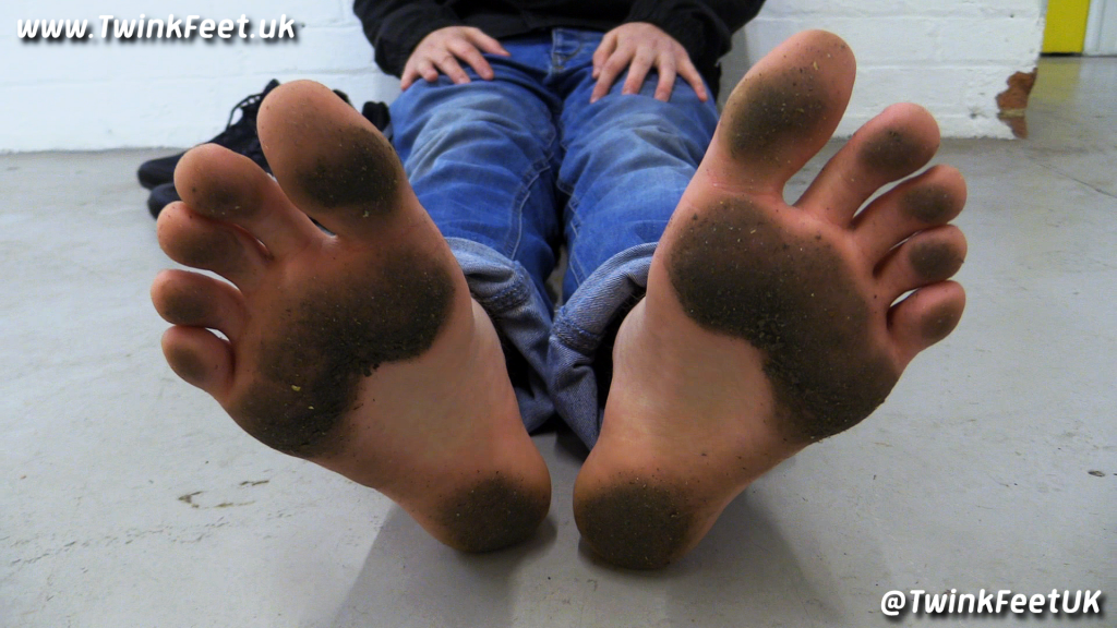 Dirty-soled indoor barefooting with @awe_feet