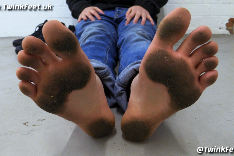 Dirty-soled indoor barefooting with @awe_feet