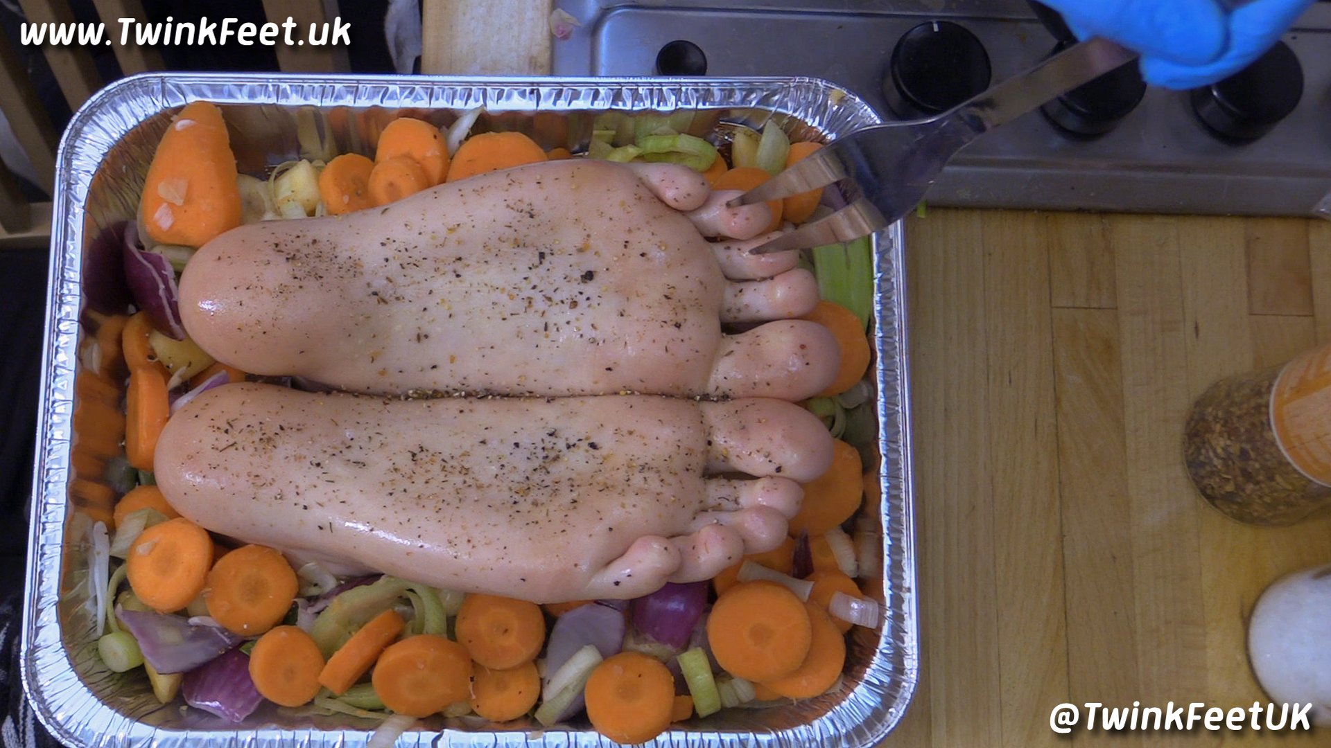 Preparing @DingFootSub’s feet for Christmas lunch