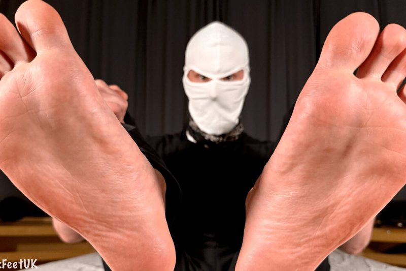 Photoset of @KamTeases foot stripping