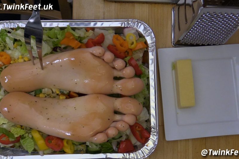 Making a summer salad with @leon_harred’s feet