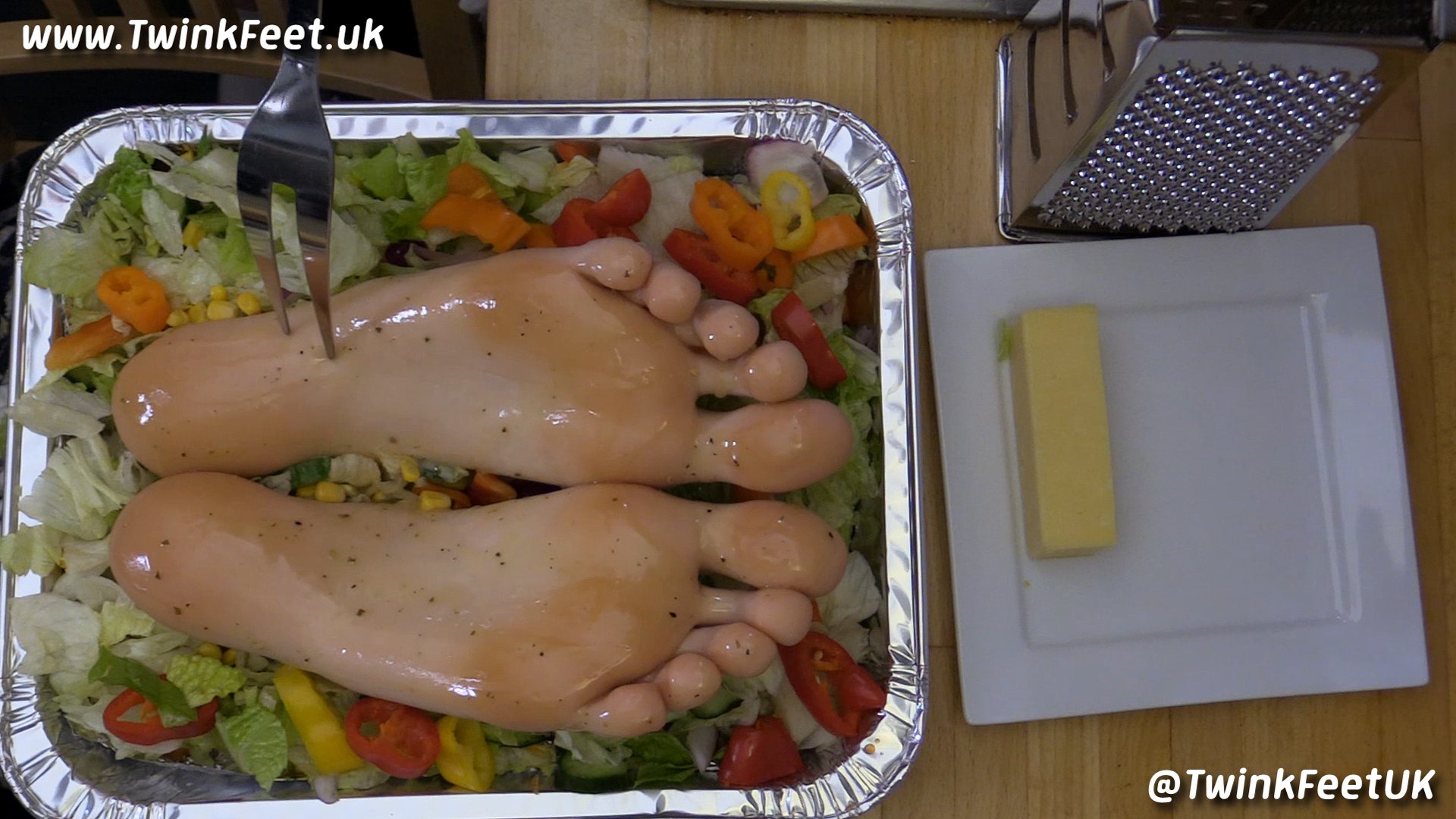 Making a summer salad with @leon_harred’s feet