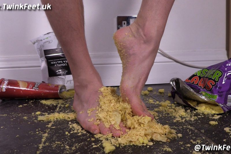 @KamTeases crushing crisps with his feet