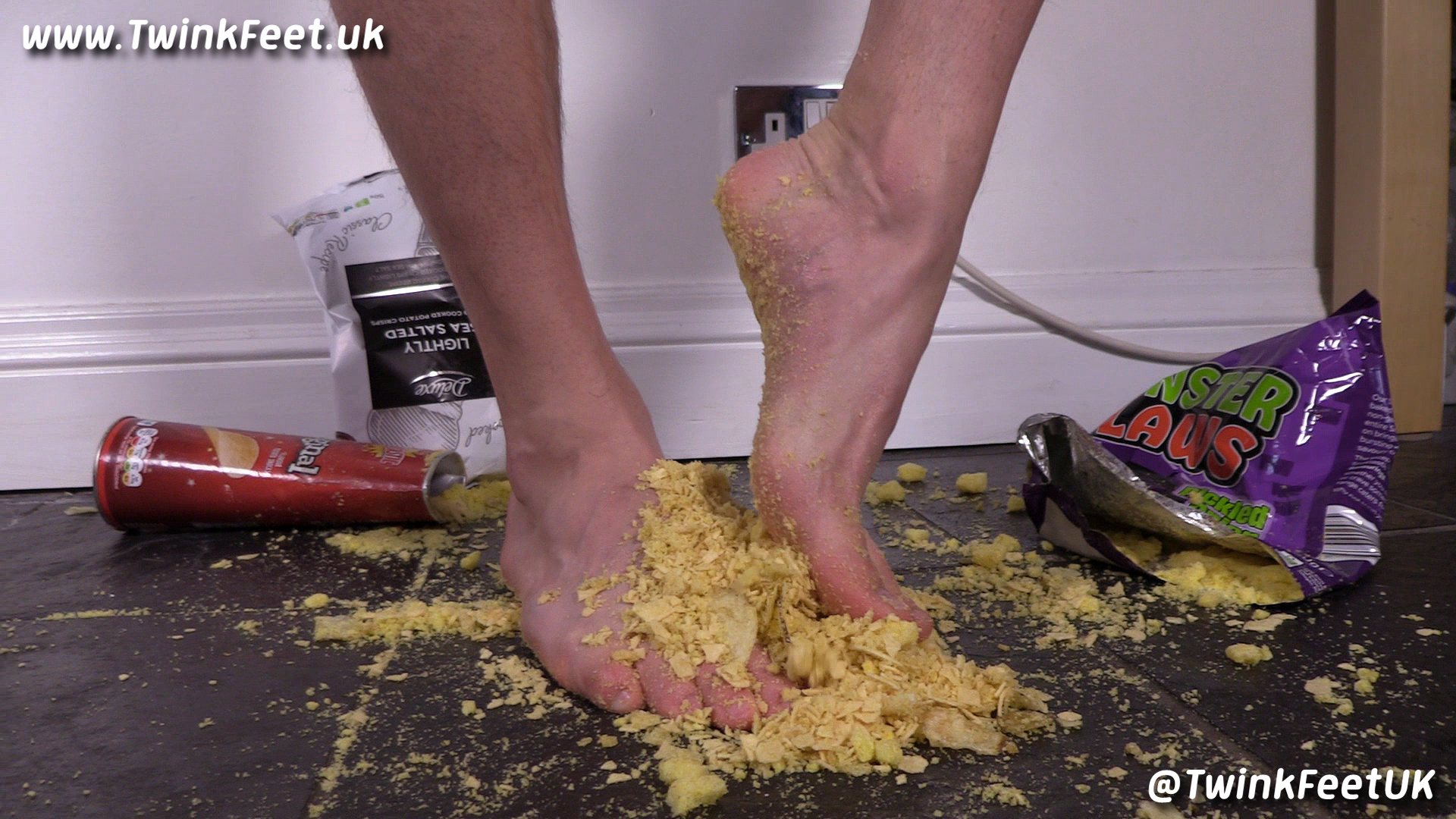 @KamTeases crushing crisps with his feet