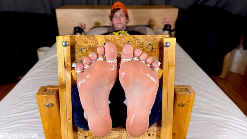 @PuppyDavey’s oiled paws in my stocks